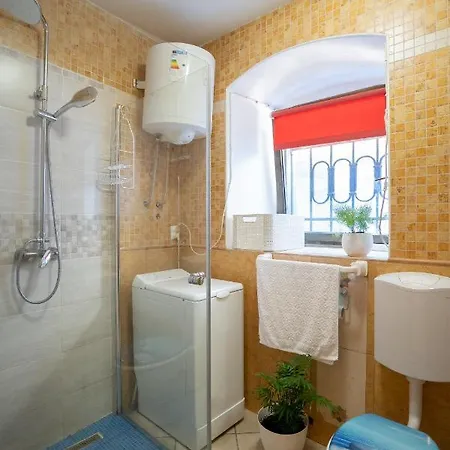 Old Town Apartment, 50m From Sea *