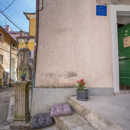 Apartment Old Town Apartment, 50m From Sea Lovran