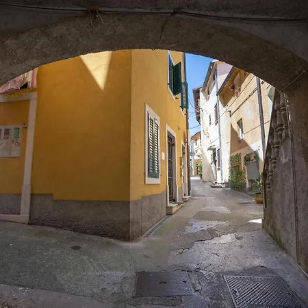 Old Town Apartment, 50m From Sea Lovran