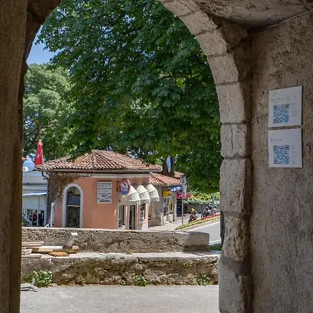 Old Town Apartment, 50m From Sea
