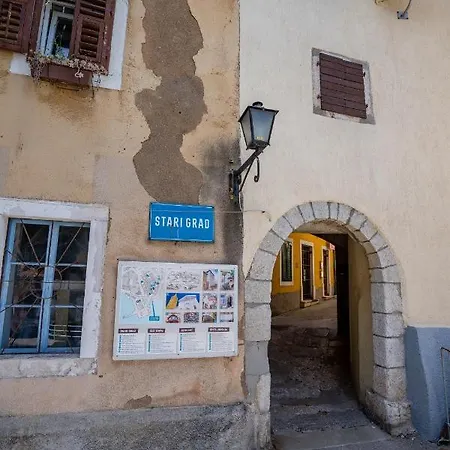 Old Town Apartment, 50m From Sea Lovran