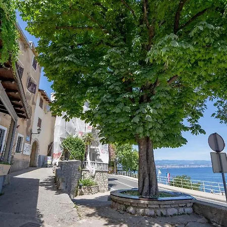 Old Town Apartment, 50m From Sea *